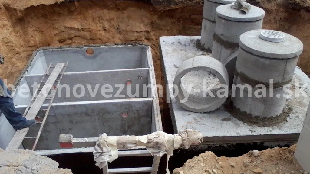 Montaz trojkomorovej betonowej zumpy septiku s prepazkami - Betonovezumpy-Kamal